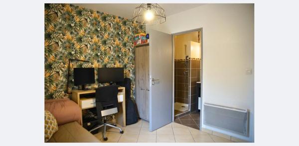 Au calme et au fond d’une impasse avec accès sécurisé, à proximité des commerces, des transports et des axes routiers, vous serez séduit(e) par cette maison familiale idéalement agencée.