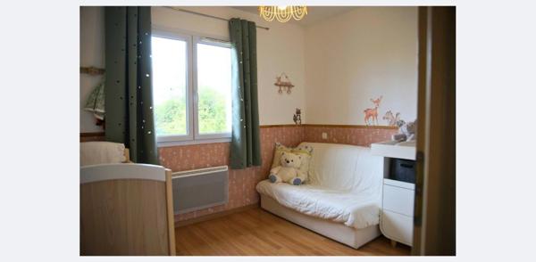 Au calme et au fond d’une impasse avec accès sécurisé, à proximité des commerces, des transports et des axes routiers, vous serez séduit(e) par cette maison familiale idéalement agencée.