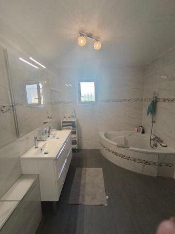 Roussillon - Belle maison individuelle  - terrain constructible
