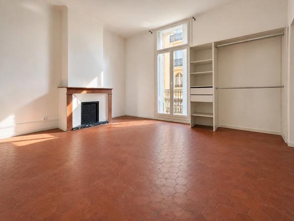 Appartement T2 85 m² avec terrasse Champ de Mars Béziers charme de l'ancien