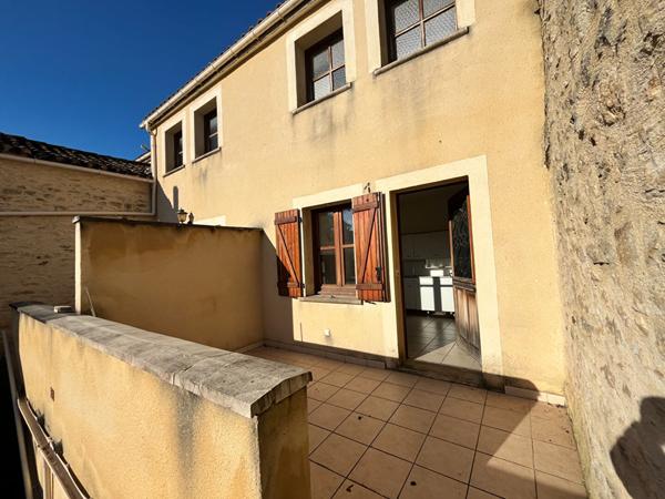 Immeuble de rapport en coeur de village: local commercial + 2 logements