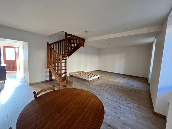 Immeuble de rapport en coeur de village: local commercial + 2 logements