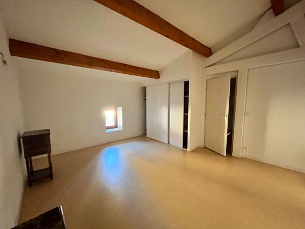 Immeuble de rapport en coeur de village: local commercial + 2 logements