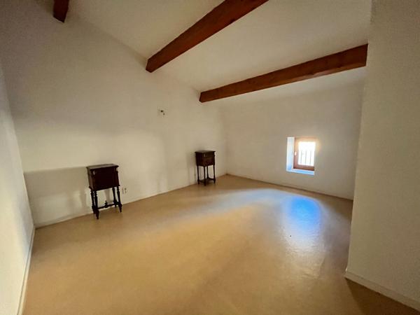 Immeuble de rapport en coeur de village: local commercial + 2 logements