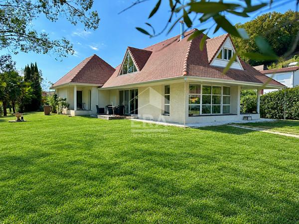 PAU - BIZANOS : Maison de prestige de plus de 170m2, avec grand jardin, piscine, dépendances