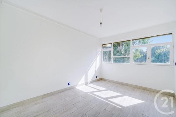 Appartement F3 à vendre  3 pièces - 75,90 m 2   VILLEJUIF  - 94
