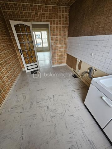 Dans une résidence calme, arborée et sécurisée, venez découvrir ce bel appartement T3 traversant de 64 m², situé au 2ᵉ étage sans ascenseur.
✨ Ses atouts :
Appartement lumineux et traversant
Salon ouvrant sur un balcon exposé sud-ouest
Cuisine indépendante
Deux chambres spacieuses d’environ 12 m²
Salle d’eau récente et WC séparé
Électricité récente et fenêtres PVC
Chauffage et eau chaude collectifs inclus dans les charges
Travaux de raffraichissement à prévoir
En plus : une cave privative et une place de parking dans la résidence.
💡 Idéal pour un jeune couple, un primo-accédant ou un investisseur recherchant la tranquillité à proximité du centre-ville.
Location possible: 500 à 550€/mois
