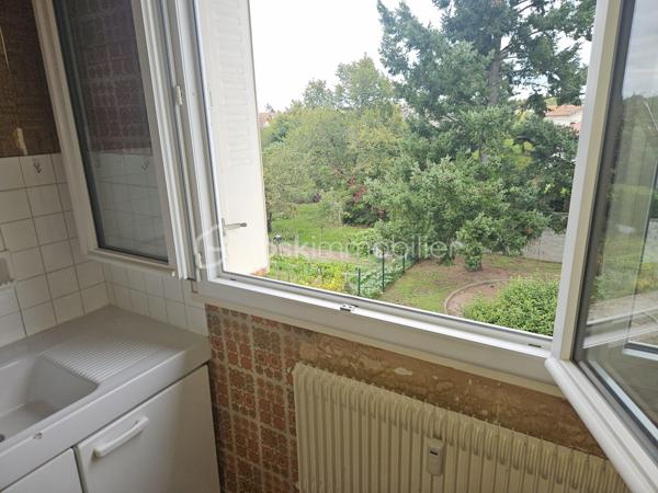 Dans une résidence calme, arborée et sécurisée, venez découvrir ce bel appartement T3 traversant de 64 m², situé au 2ᵉ étage sans ascenseur.
✨ Ses atouts :
Appartement lumineux et traversant
Salon ouvrant sur un balcon exposé sud-ouest
Cuisine indépendante
Deux chambres spacieuses d’environ 12 m²
Salle d’eau récente et WC séparé
Électricité récente et fenêtres PVC
Chauffage et eau chaude collectifs inclus dans les charges
Travaux de raffraichissement à prévoir
En plus : une cave privative et une place de parking dans la résidence.
💡 Idéal pour un jeune couple, un primo-accédant ou un investisseur recherchant la tranquillité à proximité du centre-ville.
Location possible: 500 à 550€/mois