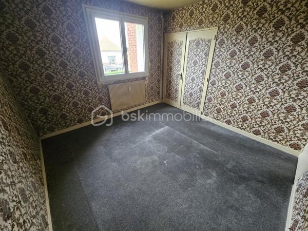 Dans une résidence calme, arborée et sécurisée, venez découvrir ce bel appartement T3 traversant de 64 m², situé au 2ᵉ étage sans ascenseur.
✨ Ses atouts :
Appartement lumineux et traversant
Salon ouvrant sur un balcon exposé sud-ouest
Cuisine indépendante
Deux chambres spacieuses d’environ 12 m²
Salle d’eau récente et WC séparé
Électricité récente et fenêtres PVC
Chauffage et eau chaude collectifs inclus dans les charges
Travaux de raffraichissement à prévoir
En plus : une cave privative et une place de parking dans la résidence.
💡 Idéal pour un jeune couple, un primo-accédant ou un investisseur recherchant la tranquillité à proximité du centre-ville.
Location possible: 500 à 550€/mois