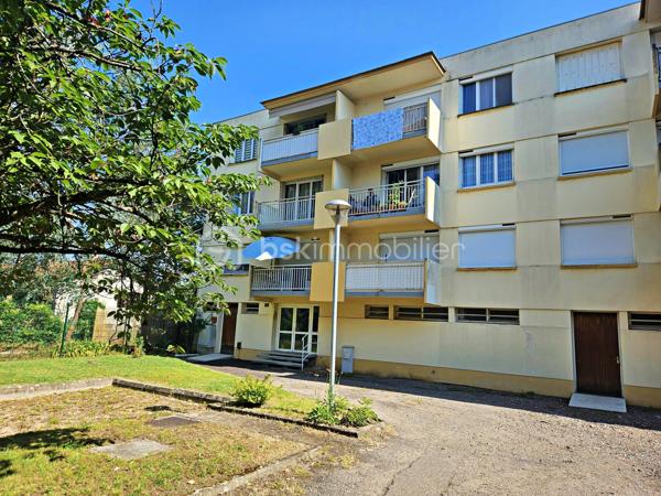 Dans une résidence calme, arborée et sécurisée, venez découvrir ce bel appartement T3 traversant de 64 m², situé au 2ᵉ étage sans ascenseur.
✨ Ses atouts :
Appartement lumineux et traversant
Salon ouvrant sur un balcon exposé sud-ouest
Cuisine indépendante
Deux chambres spacieuses d’environ 12 m²
Salle d’eau récente et WC séparé
Électricité récente et fenêtres PVC
Chauffage et eau chaude collectifs inclus dans les charges
Travaux de raffraichissement à prévoir
En plus : une cave privative et une place de parking dans la résidence.
💡 Idéal pour un jeune couple, un primo-accédant ou un investisseur recherchant la tranquillité à proximité du centre-ville.
Location possible: 500 à 550€/mois