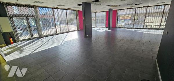 Emplacement idéal pour ce local de 266 m² en angle de rue tout proche du centre ville et des ax...