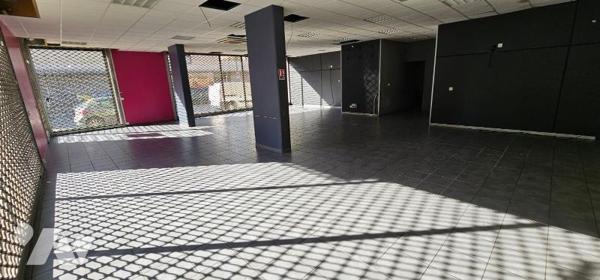 Emplacement idéal pour ce local de 266 m² en angle de rue tout proche du centre ville et des ax...