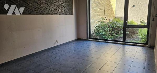 Emplacement idéal pour ce local de 266 m² en angle de rue tout proche du centre ville et des ax...