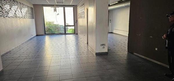Emplacement idéal pour ce local de 266 m² en angle de rue tout proche du centre ville et des ax...