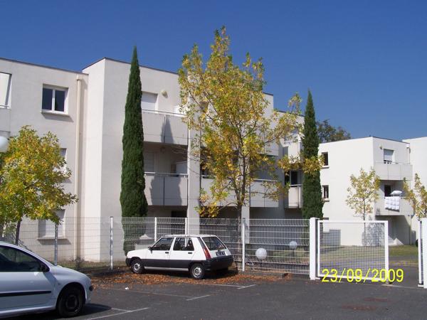 CAMPUS PESSAC : T2 avec balcons et parkings
