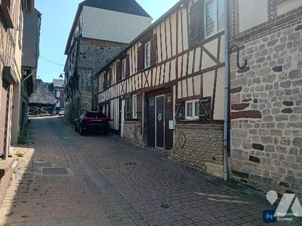 Maison: rdc: cuis ,salle-salon, wc lave mains. 1er : 4 chs, sde-wc. Cour. Bâtiments.