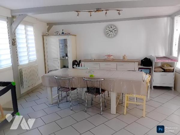 Maison: rdc: cuis ,salle-salon, wc lave mains. 1er : 4 chs, sde-wc. Cour. Bâtiments.