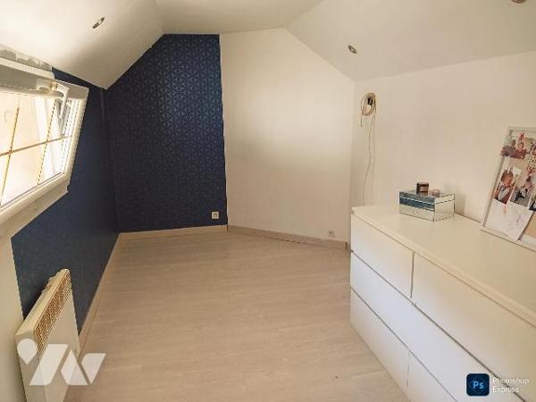 Maison: rdc: cuis ,salle-salon, wc lave mains. 1er : 4 chs, sde-wc. Cour. Bâtiments.