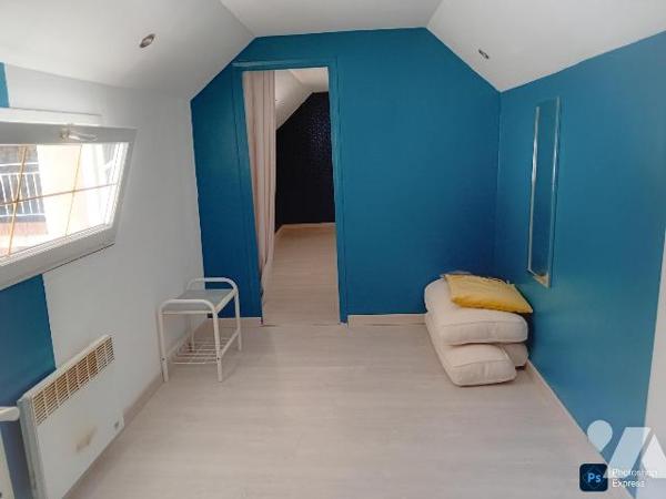 Maison: rdc: cuis ,salle-salon, wc lave mains. 1er : 4 chs, sde-wc. Cour. Bâtiments.