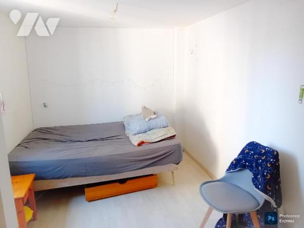 Maison: rdc: cuis ,salle-salon, wc lave mains. 1er : 4 chs, sde-wc. Cour. Bâtiments.