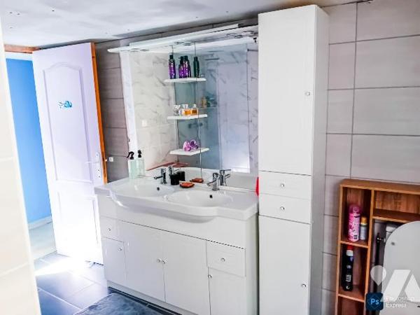 Maison: rdc: cuis ,salle-salon, wc lave mains. 1er : 4 chs, sde-wc. Cour. Bâtiments.