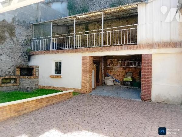 Maison: rdc: cuis ,salle-salon, wc lave mains. 1er : 4 chs, sde-wc. Cour. Bâtiments.