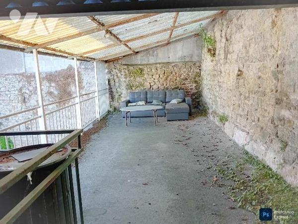 Maison: rdc: cuis ,salle-salon, wc lave mains. 1er : 4 chs, sde-wc. Cour. Bâtiments.