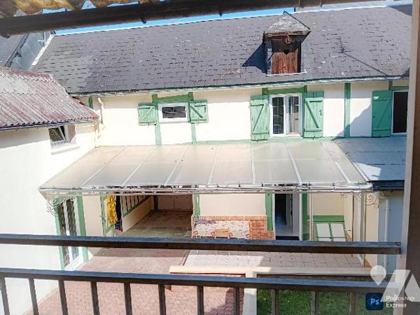 Maison: rdc: cuis ,salle-salon, wc lave mains. 1er : 4 chs, sde-wc. Cour. Bâtiments.