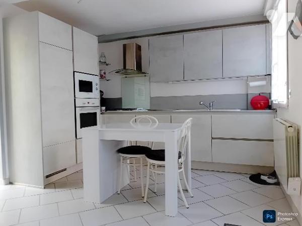 Maison: rdc: cuis ,salle-salon, wc lave mains. 1er : 4 chs, sde-wc. Cour. Bâtiments.