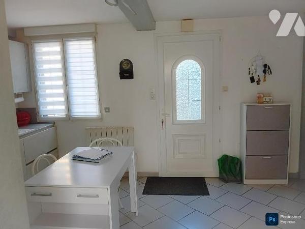 Maison: rdc: cuis ,salle-salon, wc lave mains. 1er : 4 chs, sde-wc. Cour. Bâtiments.