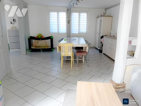 Maison: rdc: cuis ,salle-salon, wc lave mains. 1er : 4 chs, sde-wc. Cour. Bâtiments.