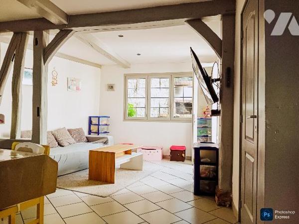 Maison: rdc: cuis ,salle-salon, wc lave mains. 1er : 4 chs, sde-wc. Cour. Bâtiments.