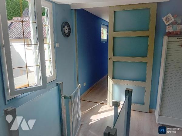 Maison: rdc: cuis ,salle-salon, wc lave mains. 1er : 4 chs, sde-wc. Cour. Bâtiments.