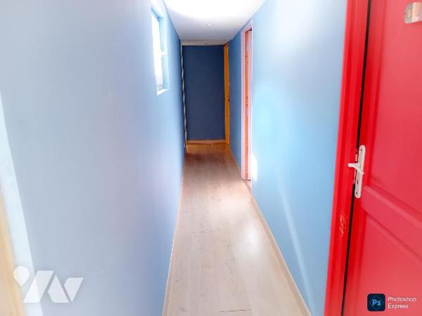 Maison: rdc: cuis ,salle-salon, wc lave mains. 1er : 4 chs, sde-wc. Cour. Bâtiments.