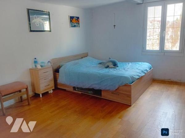 Maison: rdc: cuis ,salle-salon, wc lave mains. 1er : 4 chs, sde-wc. Cour. Bâtiments.