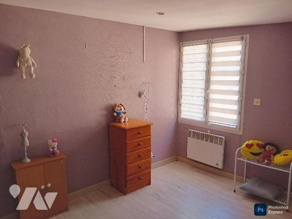 Maison: rdc: cuis ,salle-salon, wc lave mains. 1er : 4 chs, sde-wc. Cour. Bâtiments.