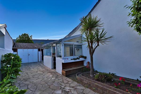 Maison familiale 3 chambres avec vie de plain-pied, cour extérieure et garage - 100 m² au sol