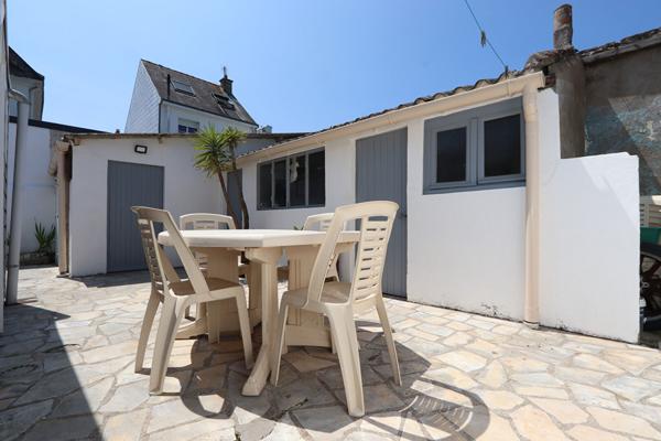 Maison familiale 3 chambres avec vie de plain-pied, cour extérieure et garage - 100 m² au sol