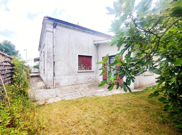 [ MAISON DE CENTRE-VILLE / GRANDS VOLULMES / CACHET ANCIEN / 7 PIÈCES / JARDINET / GARAGE FERMÉ ]

Venez découvrir cette maison historique datant de 1900, en centre-ville du Teich, offrant de multiples possibilités d'aménagement. 
Elle se situe à deux pas de tous les commerces du centre-ville, des écoles du Delta, de la place de la Mairie, du port, de la gare et des balades en bord du Bassin d'Arcachon. 

Elle saura vous séduire par sa charpente apparente, son salon cathédrale et sa grande cuisine lumineuse. 

Totalisant 164 m² habitables, et plus de 200 m² au sol, la maison se compose en rdc :
- d'une cuisine de 40 m² environ
- d'un salon avec cheminée et plafond cathédrale de 40 m² également 
- de 2 chambres spacieuses dont une avec point d'eau 
- d'une buanderie de 12 m² transformable en chambre
- d'une salle d'eau

À l'étage : 
- une mezzanine aménageable de plus de 15 m²
- une grande chambre avec rangements 
- un grenier aménageable de 14 m² (en sus des 164 m² énoncés)

A l'extérieur : 
- un jardinet d'environ 150m² permettant de déjeuner dehors 
- un garage attenant de 25 m²

Amoureux du charme de l'atypique en recherche d'une résidence principale sur le Bassin, investisseur pour un projet de mise en copropriété, ou artisan avec un besoin de créer un atelier, ce bien est fait pour vous !