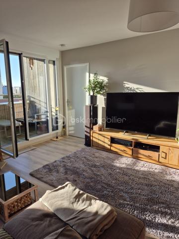 Laissez-vous séduire par ce magnifique appartement de 95,50 m², construit en 2023, où confort, luminosité et prestations de qualité se conjuguent à la perfection.

Dès votre arrivée, le charme opère. Vous découvrirez une spacieuse pièce de vie de plus de 31 m², baignée de lumière grâce à sa triple exposition, avec un séjour plein Ouest offrant une luminosité exceptionnelle tout au long de la journée. La cuisine ouverte, entièrement équipée et aménagée avec des matériaux de qualité, est pensée pour partager de beaux moments en famille ou entre amis.

L'espace nuit a été conçu pour répondre aux besoins d'une famille avec 4 belles chambres, dont une véritable suite parentale avec salle d'eau privative, une salle de bains, des WC indépendants et de nombreux rangements.

À l'extérieur, profitez de deux agréables loggias donnant sur une allée piétonne arborée, un véritable havre de paix où seuls le calme et la verdure s'invitent au quotidien.

- Les prestations qui font la différence

✔ Construction récente 2023 (basse consommation énergétique)
✔ Triple exposition – Séjour plein Ouest ultra lumineux
✔ Suite parentale avec salle d'eau privative
✔ Cuisine équipée et aménagée haut de gamme
✔ Deux loggias pour profiter des beaux jours
✔ 2 places de parking en sous-sol sécurisé
✔ Résidence récente et sécurisée
✔ Cadre de vie calme et verdoyant

-Un emplacement recherché

Vous profitez d'un environnement privilégié, à proximité immédiate des écoles, commerces, restaurants, gare RER A, accès rapide à l'autoroute A4 et du Parc du Génitoy, parfait pour les promenades en famille. Le futur L'ÉCO Quartier, avec sa future piscine, ses équipements sportifs, ses espaces de loisirs et ses nombreux aménagements, renforcera encore davantage l'attractivité et la valeur de ce secteur.

Un appartement clé en main, lumineux, moderne et parfaitement entretenu… un bien rare sur le marché qui séduira les familles les plus exigeantes.

 Ne laissez pas passer cette opportunité ! Contactez-moi dès aujourd'hui pour organiser votre visite. Le coup de cœur est garanti !