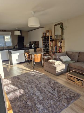 Laissez-vous séduire par ce magnifique appartement de 95,50 m², construit en 2023, où confort, luminosité et prestations de qualité se conjuguent à la perfection.

Dès votre arrivée, le charme opère. Vous découvrirez une spacieuse pièce de vie de plus de 31 m², baignée de lumière grâce à sa triple exposition, avec un séjour plein Ouest offrant une luminosité exceptionnelle tout au long de la journée. La cuisine ouverte, entièrement équipée et aménagée avec des matériaux de qualité, est pensée pour partager de beaux moments en famille ou entre amis.

L'espace nuit a été conçu pour répondre aux besoins d'une famille avec 4 belles chambres, dont une véritable suite parentale avec salle d'eau privative, une salle de bains, des WC indépendants et de nombreux rangements.

À l'extérieur, profitez de deux agréables loggias donnant sur une allée piétonne arborée, un véritable havre de paix où seuls le calme et la verdure s'invitent au quotidien.

- Les prestations qui font la différence

✔ Construction récente 2023 (basse consommation énergétique)
✔ Triple exposition – Séjour plein Ouest ultra lumineux
✔ Suite parentale avec salle d'eau privative
✔ Cuisine équipée et aménagée haut de gamme
✔ Deux loggias pour profiter des beaux jours
✔ 2 places de parking en sous-sol sécurisé
✔ Résidence récente et sécurisée
✔ Cadre de vie calme et verdoyant

-Un emplacement recherché

Vous profitez d'un environnement privilégié, à proximité immédiate des écoles, commerces, restaurants, gare RER A, accès rapide à l'autoroute A4 et du Parc du Génitoy, parfait pour les promenades en famille. Le futur L'ÉCO Quartier, avec sa future piscine, ses équipements sportifs, ses espaces de loisirs et ses nombreux aménagements, renforcera encore davantage l'attractivité et la valeur de ce secteur.

Un appartement clé en main, lumineux, moderne et parfaitement entretenu… un bien rare sur le marché qui séduira les familles les plus exigeantes.

 Ne laissez pas passer cette opportunité ! Contactez-moi dès aujourd'hui pour organiser votre visite. Le coup de cœur est garanti !