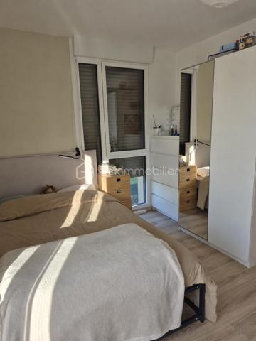 Laissez-vous séduire par ce magnifique appartement de 95,50 m², construit en 2023, où confort, luminosité et prestations de qualité se conjuguent à la perfection.

Dès votre arrivée, le charme opère. Vous découvrirez une spacieuse pièce de vie de plus de 31 m², baignée de lumière grâce à sa triple exposition, avec un séjour plein Ouest offrant une luminosité exceptionnelle tout au long de la journée. La cuisine ouverte, entièrement équipée et aménagée avec des matériaux de qualité, est pensée pour partager de beaux moments en famille ou entre amis.

L'espace nuit a été conçu pour répondre aux besoins d'une famille avec 4 belles chambres, dont une véritable suite parentale avec salle d'eau privative, une salle de bains, des WC indépendants et de nombreux rangements.

À l'extérieur, profitez de deux agréables loggias donnant sur une allée piétonne arborée, un véritable havre de paix où seuls le calme et la verdure s'invitent au quotidien.

- Les prestations qui font la différence

✔ Construction récente 2023 (basse consommation énergétique)
✔ Triple exposition – Séjour plein Ouest ultra lumineux
✔ Suite parentale avec salle d'eau privative
✔ Cuisine équipée et aménagée haut de gamme
✔ Deux loggias pour profiter des beaux jours
✔ 2 places de parking en sous-sol sécurisé
✔ Résidence récente et sécurisée
✔ Cadre de vie calme et verdoyant

-Un emplacement recherché

Vous profitez d'un environnement privilégié, à proximité immédiate des écoles, commerces, restaurants, gare RER A, accès rapide à l'autoroute A4 et du Parc du Génitoy, parfait pour les promenades en famille. Le futur L'ÉCO Quartier, avec sa future piscine, ses équipements sportifs, ses espaces de loisirs et ses nombreux aménagements, renforcera encore davantage l'attractivité et la valeur de ce secteur.

Un appartement clé en main, lumineux, moderne et parfaitement entretenu… un bien rare sur le marché qui séduira les familles les plus exigeantes.

 Ne laissez pas passer cette opportunité ! Contactez-moi dès aujourd'hui pour organiser votre visite. Le coup de cœur est garanti !