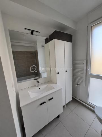 Laissez-vous séduire par ce magnifique appartement de 95,50 m², construit en 2023, où confort, luminosité et prestations de qualité se conjuguent à la perfection.

Dès votre arrivée, le charme opère. Vous découvrirez une spacieuse pièce de vie de plus de 31 m², baignée de lumière grâce à sa triple exposition, avec un séjour plein Ouest offrant une luminosité exceptionnelle tout au long de la journée. La cuisine ouverte, entièrement équipée et aménagée avec des matériaux de qualité, est pensée pour partager de beaux moments en famille ou entre amis.

L'espace nuit a été conçu pour répondre aux besoins d'une famille avec 4 belles chambres, dont une véritable suite parentale avec salle d'eau privative, une salle de bains, des WC indépendants et de nombreux rangements.

À l'extérieur, profitez de deux agréables loggias donnant sur une allée piétonne arborée, un véritable havre de paix où seuls le calme et la verdure s'invitent au quotidien.

- Les prestations qui font la différence

✔ Construction récente 2023 (basse consommation énergétique)
✔ Triple exposition – Séjour plein Ouest ultra lumineux
✔ Suite parentale avec salle d'eau privative
✔ Cuisine équipée et aménagée haut de gamme
✔ Deux loggias pour profiter des beaux jours
✔ 2 places de parking en sous-sol sécurisé
✔ Résidence récente et sécurisée
✔ Cadre de vie calme et verdoyant

-Un emplacement recherché

Vous profitez d'un environnement privilégié, à proximité immédiate des écoles, commerces, restaurants, gare RER A, accès rapide à l'autoroute A4 et du Parc du Génitoy, parfait pour les promenades en famille. Le futur L'ÉCO Quartier, avec sa future piscine, ses équipements sportifs, ses espaces de loisirs et ses nombreux aménagements, renforcera encore davantage l'attractivité et la valeur de ce secteur.

Un appartement clé en main, lumineux, moderne et parfaitement entretenu… un bien rare sur le marché qui séduira les familles les plus exigeantes.

 Ne laissez pas passer cette opportunité ! Contactez-moi dès aujourd'hui pour organiser votre visite. Le coup de cœur est garanti !