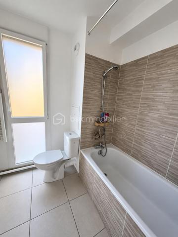 Laissez-vous séduire par ce magnifique appartement de 95,50 m², construit en 2023, où confort, luminosité et prestations de qualité se conjuguent à la perfection.

Dès votre arrivée, le charme opère. Vous découvrirez une spacieuse pièce de vie de plus de 31 m², baignée de lumière grâce à sa triple exposition, avec un séjour plein Ouest offrant une luminosité exceptionnelle tout au long de la journée. La cuisine ouverte, entièrement équipée et aménagée avec des matériaux de qualité, est pensée pour partager de beaux moments en famille ou entre amis.

L'espace nuit a été conçu pour répondre aux besoins d'une famille avec 4 belles chambres, dont une véritable suite parentale avec salle d'eau privative, une salle de bains, des WC indépendants et de nombreux rangements.

À l'extérieur, profitez de deux agréables loggias donnant sur une allée piétonne arborée, un véritable havre de paix où seuls le calme et la verdure s'invitent au quotidien.

- Les prestations qui font la différence

✔ Construction récente 2023 (basse consommation énergétique)
✔ Triple exposition – Séjour plein Ouest ultra lumineux
✔ Suite parentale avec salle d'eau privative
✔ Cuisine équipée et aménagée haut de gamme
✔ Deux loggias pour profiter des beaux jours
✔ 2 places de parking en sous-sol sécurisé
✔ Résidence récente et sécurisée
✔ Cadre de vie calme et verdoyant

-Un emplacement recherché

Vous profitez d'un environnement privilégié, à proximité immédiate des écoles, commerces, restaurants, gare RER A, accès rapide à l'autoroute A4 et du Parc du Génitoy, parfait pour les promenades en famille. Le futur L'ÉCO Quartier, avec sa future piscine, ses équipements sportifs, ses espaces de loisirs et ses nombreux aménagements, renforcera encore davantage l'attractivité et la valeur de ce secteur.

Un appartement clé en main, lumineux, moderne et parfaitement entretenu… un bien rare sur le marché qui séduira les familles les plus exigeantes.

 Ne laissez pas passer cette opportunité ! Contactez-moi dès aujourd'hui pour organiser votre visite. Le coup de cœur est garanti !