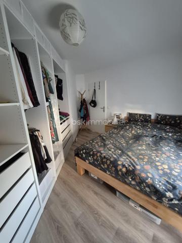 Laissez-vous séduire par ce magnifique appartement de 95,50 m², construit en 2023, où confort, luminosité et prestations de qualité se conjuguent à la perfection.

Dès votre arrivée, le charme opère. Vous découvrirez une spacieuse pièce de vie de plus de 31 m², baignée de lumière grâce à sa triple exposition, avec un séjour plein Ouest offrant une luminosité exceptionnelle tout au long de la journée. La cuisine ouverte, entièrement équipée et aménagée avec des matériaux de qualité, est pensée pour partager de beaux moments en famille ou entre amis.

L'espace nuit a été conçu pour répondre aux besoins d'une famille avec 4 belles chambres, dont une véritable suite parentale avec salle d'eau privative, une salle de bains, des WC indépendants et de nombreux rangements.

À l'extérieur, profitez de deux agréables loggias donnant sur une allée piétonne arborée, un véritable havre de paix où seuls le calme et la verdure s'invitent au quotidien.

- Les prestations qui font la différence

✔ Construction récente 2023 (basse consommation énergétique)
✔ Triple exposition – Séjour plein Ouest ultra lumineux
✔ Suite parentale avec salle d'eau privative
✔ Cuisine équipée et aménagée haut de gamme
✔ Deux loggias pour profiter des beaux jours
✔ 2 places de parking en sous-sol sécurisé
✔ Résidence récente et sécurisée
✔ Cadre de vie calme et verdoyant

-Un emplacement recherché

Vous profitez d'un environnement privilégié, à proximité immédiate des écoles, commerces, restaurants, gare RER A, accès rapide à l'autoroute A4 et du Parc du Génitoy, parfait pour les promenades en famille. Le futur L'ÉCO Quartier, avec sa future piscine, ses équipements sportifs, ses espaces de loisirs et ses nombreux aménagements, renforcera encore davantage l'attractivité et la valeur de ce secteur.

Un appartement clé en main, lumineux, moderne et parfaitement entretenu… un bien rare sur le marché qui séduira les familles les plus exigeantes.

 Ne laissez pas passer cette opportunité ! Contactez-moi dès aujourd'hui pour organiser votre visite. Le coup de cœur est garanti !
