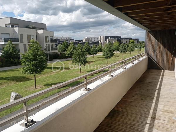 Laissez-vous séduire par ce magnifique appartement de 95,50 m², construit en 2023, où confort, luminosité et prestations de qualité se conjuguent à la perfection.

Dès votre arrivée, le charme opère. Vous découvrirez une spacieuse pièce de vie de plus de 31 m², baignée de lumière grâce à sa triple exposition, avec un séjour plein Ouest offrant une luminosité exceptionnelle tout au long de la journée. La cuisine ouverte, entièrement équipée et aménagée avec des matériaux de qualité, est pensée pour partager de beaux moments en famille ou entre amis.

L'espace nuit a été conçu pour répondre aux besoins d'une famille avec 4 belles chambres, dont une véritable suite parentale avec salle d'eau privative, une salle de bains, des WC indépendants et de nombreux rangements.

À l'extérieur, profitez de deux agréables loggias donnant sur une allée piétonne arborée, un véritable havre de paix où seuls le calme et la verdure s'invitent au quotidien.

- Les prestations qui font la différence

✔ Construction récente 2023 (basse consommation énergétique)
✔ Triple exposition – Séjour plein Ouest ultra lumineux
✔ Suite parentale avec salle d'eau privative
✔ Cuisine équipée et aménagée haut de gamme
✔ Deux loggias pour profiter des beaux jours
✔ 2 places de parking en sous-sol sécurisé
✔ Résidence récente et sécurisée
✔ Cadre de vie calme et verdoyant

-Un emplacement recherché

Vous profitez d'un environnement privilégié, à proximité immédiate des écoles, commerces, restaurants, gare RER A, accès rapide à l'autoroute A4 et du Parc du Génitoy, parfait pour les promenades en famille. Le futur L'ÉCO Quartier, avec sa future piscine, ses équipements sportifs, ses espaces de loisirs et ses nombreux aménagements, renforcera encore davantage l'attractivité et la valeur de ce secteur.

Un appartement clé en main, lumineux, moderne et parfaitement entretenu… un bien rare sur le marché qui séduira les familles les plus exigeantes.

 Ne laissez pas passer cette opportunité ! Contactez-moi dès aujourd'hui pour organiser votre visite. Le coup de cœur est garanti !