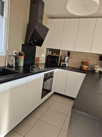 Laissez-vous séduire par ce magnifique appartement de 95,50 m², construit en 2023, où confort, luminosité et prestations de qualité se conjuguent à la perfection.

Dès votre arrivée, le charme opère. Vous découvrirez une spacieuse pièce de vie de plus de 31 m², baignée de lumière grâce à sa triple exposition, avec un séjour plein Ouest offrant une luminosité exceptionnelle tout au long de la journée. La cuisine ouverte, entièrement équipée et aménagée avec des matériaux de qualité, est pensée pour partager de beaux moments en famille ou entre amis.

L'espace nuit a été conçu pour répondre aux besoins d'une famille avec 4 belles chambres, dont une véritable suite parentale avec salle d'eau privative, une salle de bains, des WC indépendants et de nombreux rangements.

À l'extérieur, profitez de deux agréables loggias donnant sur une allée piétonne arborée, un véritable havre de paix où seuls le calme et la verdure s'invitent au quotidien.

- Les prestations qui font la différence

✔ Construction récente 2023 (basse consommation énergétique)
✔ Triple exposition – Séjour plein Ouest ultra lumineux
✔ Suite parentale avec salle d'eau privative
✔ Cuisine équipée et aménagée haut de gamme
✔ Deux loggias pour profiter des beaux jours
✔ 2 places de parking en sous-sol sécurisé
✔ Résidence récente et sécurisée
✔ Cadre de vie calme et verdoyant

-Un emplacement recherché

Vous profitez d'un environnement privilégié, à proximité immédiate des écoles, commerces, restaurants, gare RER A, accès rapide à l'autoroute A4 et du Parc du Génitoy, parfait pour les promenades en famille. Le futur L'ÉCO Quartier, avec sa future piscine, ses équipements sportifs, ses espaces de loisirs et ses nombreux aménagements, renforcera encore davantage l'attractivité et la valeur de ce secteur.

Un appartement clé en main, lumineux, moderne et parfaitement entretenu… un bien rare sur le marché qui séduira les familles les plus exigeantes.

 Ne laissez pas passer cette opportunité ! Contactez-moi dès aujourd'hui pour organiser votre visite. Le coup de cœur est garanti !