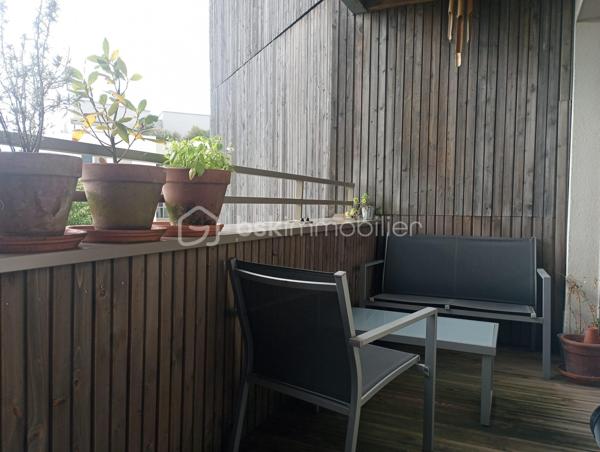 Laissez-vous séduire par ce magnifique appartement de 95,50 m², construit en 2023, où confort, luminosité et prestations de qualité se conjuguent à la perfection.

Dès votre arrivée, le charme opère. Vous découvrirez une spacieuse pièce de vie de plus de 31 m², baignée de lumière grâce à sa triple exposition, avec un séjour plein Ouest offrant une luminosité exceptionnelle tout au long de la journée. La cuisine ouverte, entièrement équipée et aménagée avec des matériaux de qualité, est pensée pour partager de beaux moments en famille ou entre amis.

L'espace nuit a été conçu pour répondre aux besoins d'une famille avec 4 belles chambres, dont une véritable suite parentale avec salle d'eau privative, une salle de bains, des WC indépendants et de nombreux rangements.

À l'extérieur, profitez de deux agréables loggias donnant sur une allée piétonne arborée, un véritable havre de paix où seuls le calme et la verdure s'invitent au quotidien.

- Les prestations qui font la différence

✔ Construction récente 2023 (basse consommation énergétique)
✔ Triple exposition – Séjour plein Ouest ultra lumineux
✔ Suite parentale avec salle d'eau privative
✔ Cuisine équipée et aménagée haut de gamme
✔ Deux loggias pour profiter des beaux jours
✔ 2 places de parking en sous-sol sécurisé
✔ Résidence récente et sécurisée
✔ Cadre de vie calme et verdoyant

-Un emplacement recherché

Vous profitez d'un environnement privilégié, à proximité immédiate des écoles, commerces, restaurants, gare RER A, accès rapide à l'autoroute A4 et du Parc du Génitoy, parfait pour les promenades en famille. Le futur L'ÉCO Quartier, avec sa future piscine, ses équipements sportifs, ses espaces de loisirs et ses nombreux aménagements, renforcera encore davantage l'attractivité et la valeur de ce secteur.

Un appartement clé en main, lumineux, moderne et parfaitement entretenu… un bien rare sur le marché qui séduira les familles les plus exigeantes.

 Ne laissez pas passer cette opportunité ! Contactez-moi dès aujourd'hui pour organiser votre visite. Le coup de cœur est garanti !