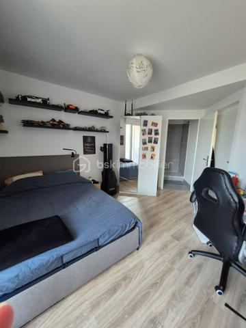 Laissez-vous séduire par ce magnifique appartement de 95,50 m², construit en 2023, où confort, luminosité et prestations de qualité se conjuguent à la perfection.

Dès votre arrivée, le charme opère. Vous découvrirez une spacieuse pièce de vie de plus de 31 m², baignée de lumière grâce à sa triple exposition, avec un séjour plein Ouest offrant une luminosité exceptionnelle tout au long de la journée. La cuisine ouverte, entièrement équipée et aménagée avec des matériaux de qualité, est pensée pour partager de beaux moments en famille ou entre amis.

L'espace nuit a été conçu pour répondre aux besoins d'une famille avec 4 belles chambres, dont une véritable suite parentale avec salle d'eau privative, une salle de bains, des WC indépendants et de nombreux rangements.

À l'extérieur, profitez de deux agréables loggias donnant sur une allée piétonne arborée, un véritable havre de paix où seuls le calme et la verdure s'invitent au quotidien.

- Les prestations qui font la différence

✔ Construction récente 2023 (basse consommation énergétique)
✔ Triple exposition – Séjour plein Ouest ultra lumineux
✔ Suite parentale avec salle d'eau privative
✔ Cuisine équipée et aménagée haut de gamme
✔ Deux loggias pour profiter des beaux jours
✔ 2 places de parking en sous-sol sécurisé
✔ Résidence récente et sécurisée
✔ Cadre de vie calme et verdoyant

-Un emplacement recherché

Vous profitez d'un environnement privilégié, à proximité immédiate des écoles, commerces, restaurants, gare RER A, accès rapide à l'autoroute A4 et du Parc du Génitoy, parfait pour les promenades en famille. Le futur L'ÉCO Quartier, avec sa future piscine, ses équipements sportifs, ses espaces de loisirs et ses nombreux aménagements, renforcera encore davantage l'attractivité et la valeur de ce secteur.

Un appartement clé en main, lumineux, moderne et parfaitement entretenu… un bien rare sur le marché qui séduira les familles les plus exigeantes.

 Ne laissez pas passer cette opportunité ! Contactez-moi dès aujourd'hui pour organiser votre visite. Le coup de cœur est garanti !