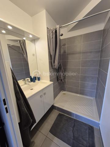 Laissez-vous séduire par ce magnifique appartement de 95,50 m², construit en 2023, où confort, luminosité et prestations de qualité se conjuguent à la perfection.

Dès votre arrivée, le charme opère. Vous découvrirez une spacieuse pièce de vie de plus de 31 m², baignée de lumière grâce à sa triple exposition, avec un séjour plein Ouest offrant une luminosité exceptionnelle tout au long de la journée. La cuisine ouverte, entièrement équipée et aménagée avec des matériaux de qualité, est pensée pour partager de beaux moments en famille ou entre amis.

L'espace nuit a été conçu pour répondre aux besoins d'une famille avec 4 belles chambres, dont une véritable suite parentale avec salle d'eau privative, une salle de bains, des WC indépendants et de nombreux rangements.

À l'extérieur, profitez de deux agréables loggias donnant sur une allée piétonne arborée, un véritable havre de paix où seuls le calme et la verdure s'invitent au quotidien.

- Les prestations qui font la différence

✔ Construction récente 2023 (basse consommation énergétique)
✔ Triple exposition – Séjour plein Ouest ultra lumineux
✔ Suite parentale avec salle d'eau privative
✔ Cuisine équipée et aménagée haut de gamme
✔ Deux loggias pour profiter des beaux jours
✔ 2 places de parking en sous-sol sécurisé
✔ Résidence récente et sécurisée
✔ Cadre de vie calme et verdoyant

-Un emplacement recherché

Vous profitez d'un environnement privilégié, à proximité immédiate des écoles, commerces, restaurants, gare RER A, accès rapide à l'autoroute A4 et du Parc du Génitoy, parfait pour les promenades en famille. Le futur L'ÉCO Quartier, avec sa future piscine, ses équipements sportifs, ses espaces de loisirs et ses nombreux aménagements, renforcera encore davantage l'attractivité et la valeur de ce secteur.

Un appartement clé en main, lumineux, moderne et parfaitement entretenu… un bien rare sur le marché qui séduira les familles les plus exigeantes.

 Ne laissez pas passer cette opportunité ! Contactez-moi dès aujourd'hui pour organiser votre visite. Le coup de cœur est garanti !